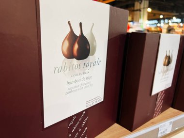 Kyiv, Ukrayna - 11 Şubat 2025: Rabitos Royale marka çikolatalı bonbonlar bir mağazanın rafında düzgünce paketlenmiş..
