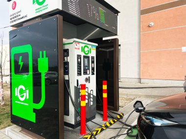 Lviv, Ukrayna - 12 Şubat 2025: Elektrikli araç Renault Zoe şarj noktası sürdürülebilir teknoloji ve temiz enerji kullanımı gösteriyor