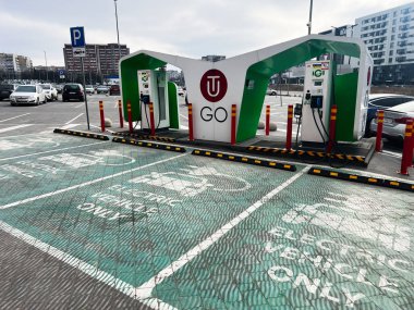 Lviv, Ukrayna - 12 Şubat 2025: Şehir ortamında çoklu şarj noktaları bulunan yeşil enerji elektrikli araç şarj istasyonu