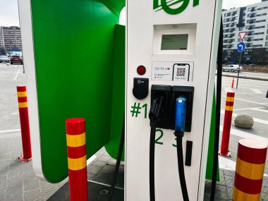 Lviv, Ukrayna - 12 Şubat 2025: Modern ekipmanlarla halka açık bir otoparkta elektrikli araba şarj tesisi.