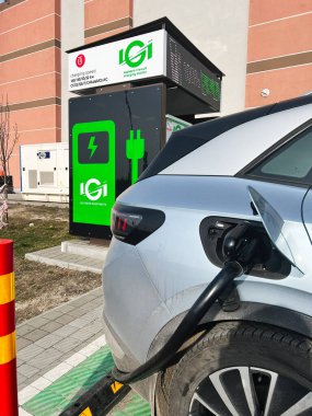 Lviv, Ukrayna - 12 Şubat 2025: Elektrik Volkswagen ID.4 aracı bir şarj istasyonuna takıldı, yeşil enerji ve sürdürülebilirliği destekliyor