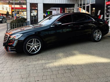 Lviv, Ukrayna - 12 Şubat 2025: Lüks siyah Mercedes-Benz sınıfı sedan şehir otoparkında açık havada konuşlandırıldı
