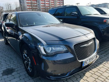 Lviv, Ukrayna - 12 Şubat 2025: Şık ve cilalı bir Chrysler 300 S aracının şehir zeminine park edilmesi.