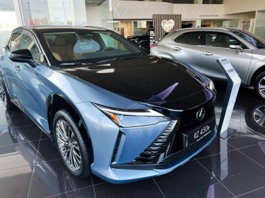 Lviv, Ukrayna - 12 Şubat 2025: Şık bir otomobil galerisinde sergilenen elektrikli mavi Lexus RZ 450e SUV
