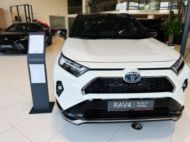 Lviv, Ukrayna - 12 Şubat 2025: Modern bir galeri galerisinde beyaz fişi takılı Toyota RAV4 arabası sergilendi.