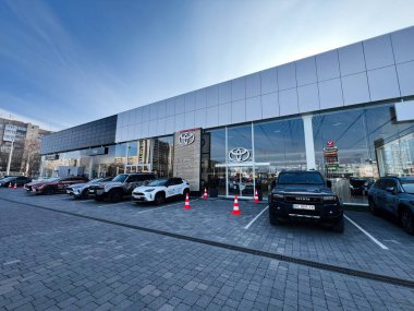 Lviv, Ukrayna - 12 Şubat 2025: Çağdaş şehir ortamında Toyota araçlarının yer aldığı bir araba galerisi