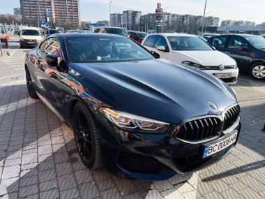 Lviv, Ukrayna - 12 Şubat 2025: Şık siyah lüks BMW 8 Serisi arabası. 