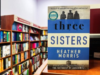 Lviv, Ukrayna - 13 Şubat 2025: Heather Morris 'in Üç Kız Kardeşler Kitabı kapağı.