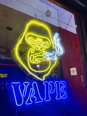 Lviv, Ukrayna - 13 Şubat 2025: Sarı ve mavi ışıklı tabela dumanı ve kalın harflerle tüp kelimesini tasvir ediyor