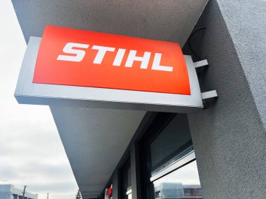 Lviv, Ukrayna - 13 Şubat 2025: Stihl damgalı mağaza levhası, modern bir şehir binasında belirgin bir şekilde sergilenmektedir.