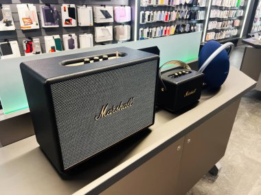 Lviv, Ukrayna - 13 Şubat 2025: Ses Marshall cihazları ve kablosuz hoparlörler bir perakende mağazasında sergilendi