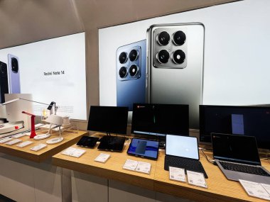 Lviv, Ukrayna - 13 Şubat 2025: Elektronik Xiaomi atölyesi akıllı telefonlar, dizüstü bilgisayarlar ve tezgahlarda sergilenen akıllı cihazlar