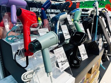 Lviv, Ukrayna - 13 Şubat 2025: Satışa sunulan çeşitli Tefal el bilgisayarları, mağazada fiyatlarla etiketlendi