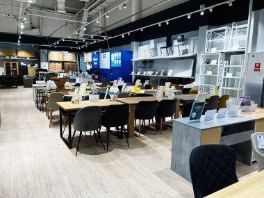 Lviv, Ukrayna - 13 Şubat 2025: Modern mobilya mağazasının içi çeşitli masa ve sandalyelerle dolu