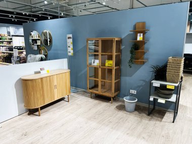Lviv, Ukrayna - 13 Şubat 2025: Şık ahşap dolaplar ve dekoratif aksanlı modern mobilya sergisi.