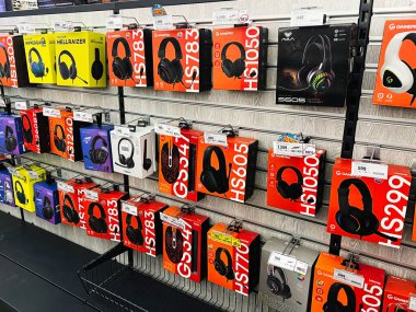 Lviv, Ukrayna - 13 Şubat 2025: Perakende mağaza raflarında geniş çaplı oyun kulaklığı ve kulaklık seçimi.