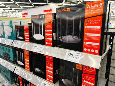 Lviv, Ukrayna - 13 Şubat 2025: Wi-Fi internet yönlendiricileri perakende satış için bir elektronik mağazasında raflarda sergileniyor