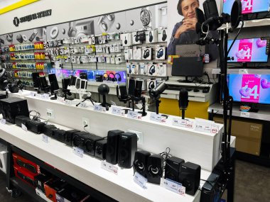 Lviv, Ukrayna - 13 Şubat 2025: Çeşitli ses aygıtları ve profesyonel ekipmanların sergilendiği modern elektronik mağaza