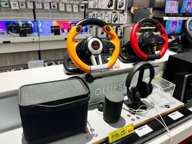 Lviv, Ukrayna - 13 Şubat 2025: Elektronik oyun tekerlekleri, kulaklıklar ve hoparlörler perakende satış standında sergilendi.