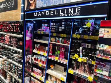 Lviv, Ukrayna - 13 Şubat 2025: Maybelline kozmetik ürünleri çeşitli güzellik ürünleriyle çevrili perakende satış raflarında sergilendi