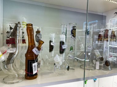 Lviv, Ukrayna - 13 Şubat 2025: Eşsiz desenlere ve etiketlere sahip çeşitli cam tütsüleme ürünlerinin yer aldığı sergi