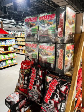 Lviv, Ukrayna - 13 Şubat 2025: Izgara ürünleri bir perakende mağazasının vitrininde düzgünce düzenlenmiştir.