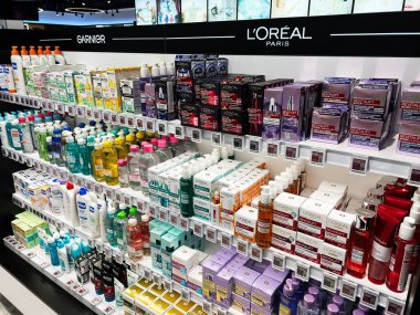 Lviv, Ukrayna - 13 Şubat 2025: Mağaza raflarında losyon ve serumlar da dahil olmak üzere organize Maybelline cilt ürünleri