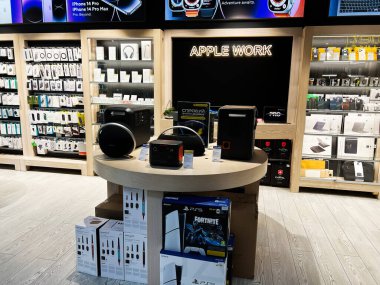 Lviv, Ukrayna - 13 Şubat 2025: Organize ve parlak ışıklandırılmış Apple satış mağazasında çeşitli teknoloji ürünleri ve cihazlar sergileniyor