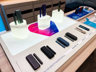 Lviv, Ukrayna - 13 Şubat 2025: Iqos modern elektronik sigara cihazlarının canlı ışıklandırmaları ve düzenli düzenlemeleri