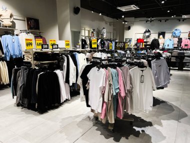 Lviv, Ukrayna - 13 Şubat 2025: Çeşitli giyim ve tanıtım indirimi tabelalı giyim mağazası