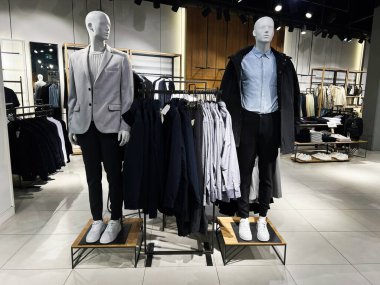 Lviv, Ukrayna - 13 Şubat 2025: Mankenler moda bir perakende giyim mağazasında gündelik ve resmi erkek modasını sergiliyorlar.