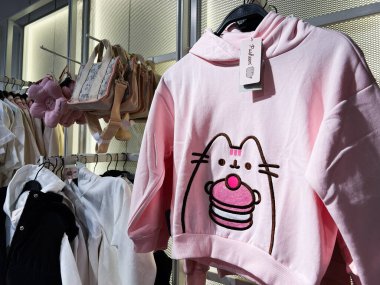 Lviv, Ukrayna - 13 Şubat 2025: Kedi motifli pembe kapüşonlu ve bitişik pastel çantalı