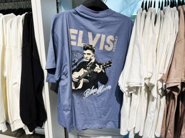 Lviv, Ukrayna - 13 Şubat 2025: Elvis Presley 'in eski çağlardan kalma klasik bir müzik ikonu içeren retro tişörtü