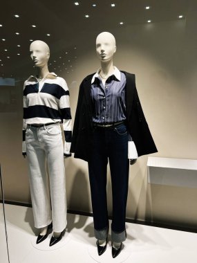 Lviv, Ukrayna - 13 Şubat 2025: Moda ve iş kıyafetleri içinde moda perakende vitrinleri.