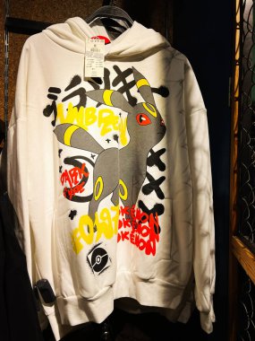 Lviv, Ukrayna - 13 Şubat 2025: Dinamik pokemon karakter sanatı ve renkli metin tasarım elementleri ile beyaz kapüşonlu