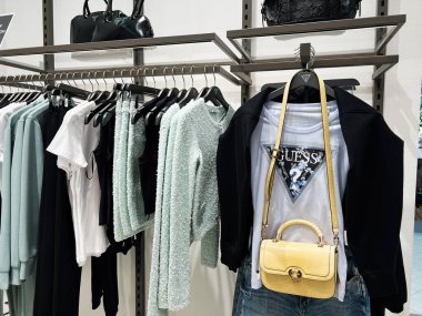 Lviv, Ukrayna - 13 Şubat 2025: Modaya uygun tahmin giyim ve el çantaları müşterilerin dikkati için raflarda zarif bir şekilde düzenlenmiştir.