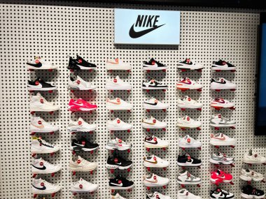 Lviv, Ukrayna - 13 Şubat 2025: Nike spor ayakkabılarının geniş bir koleksiyonu bir ayakkabı mağazasının duvarında düzgünce sergilendi