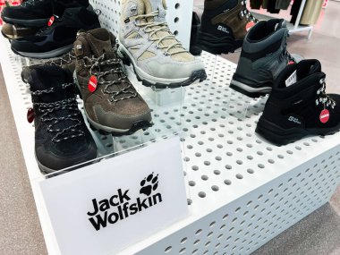 Lviv, Ukrayna - 13 Şubat 2025: Çeşitli Jack Wolfskin yürüyüş ayakkabıları açık hava ayakkabılarını tanıtan bir dükkanda düzenlendi.