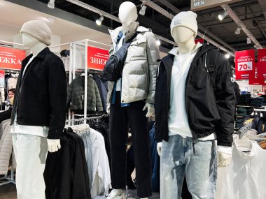 Lviv, Ukrayna - 13 Şubat 2025: Mankenler moda sahasında kış kıyafetlerini ve günlük kıyafetlerini sergiliyorlar.