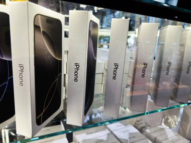 Lviv, Ukrayna - 13 Şubat 2025: Bir mağaza rafında hizalanan kutulu iPhone görüntüsü.