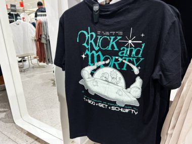 Lviv, Ukrayna - 13 Şubat 2025: Bir mağazada bilim kurgu Rick ve Morty karikatür tarzında sergilenen siyah tişört