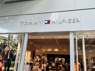 Lviv, Ukrayna - 13 Şubat 2025: Yüksek kalitede bir Tommy Hilfiger giyim mağazası, aydınlatılmış bir logosu var, alışverişçiler için şık kıyafetler sunuyor..