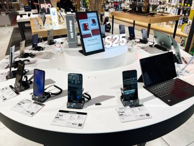 Lviv, Ukrayna - 13 Şubat 2025: Modern Samsung elektronik mağazası en son akıllı telefon ve teknoloji cihazlarının çeşitlerini sergiliyor