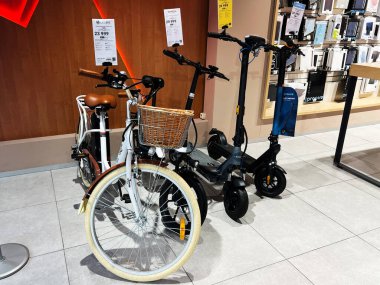 Lviv, Ukrayna - 13 Şubat 2025: Modern bir perakende mağazası ortamında bisiklet bisikletleri ve scooterlar gibi çeşitli elektrik ürünleri sergilendi