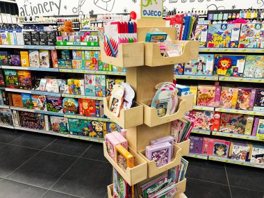 Lviv, Ukrayna - 13 Şubat 2025: Perakende mağazası oyuncağı ve yapboz, set ve renkli oyunların yer aldığı durağan bölüm.