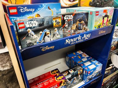 Lviv, Ukrayna - 13 Şubat 2025: Lego Yıldız Savaşları Disney tatil promosyonunun yer aldığı bir mağaza rafında sergilendi.