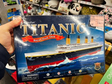 Lviv, Ukrayna - 13 Şubat 2025: Detaylı görüntüleme ve montaj talimatları içeren bir Titanik model kitinin yer aldığı perakende mağazası.