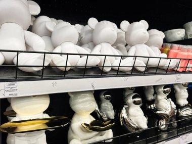 Lviv, Ukrayna - 13 Şubat 2025: Bir mağazada raflarda sergilenen beyaz ve metalik seramik ayı heykelcikleri