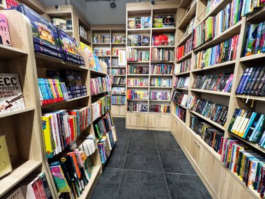 Lviv, Ukrayna - 13 Şubat 2025: Tüm izleyiciler için çeşitli renkli kitaplarla mükemmel düzenlenmiş kitapevi rafları.