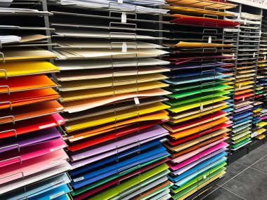 Lviv, Ukrayna - 16 Şubat 2025: Bir mağazadaki rafta düzenlenmiş çeşitli renkli kağıt çarşaflar